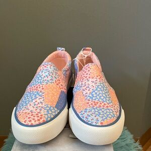 BRAND NEW GIRLS MEMORY FOAM CANVAS SLIP ONS SIZE 4! NWT! SMOKE FREE HOME!
